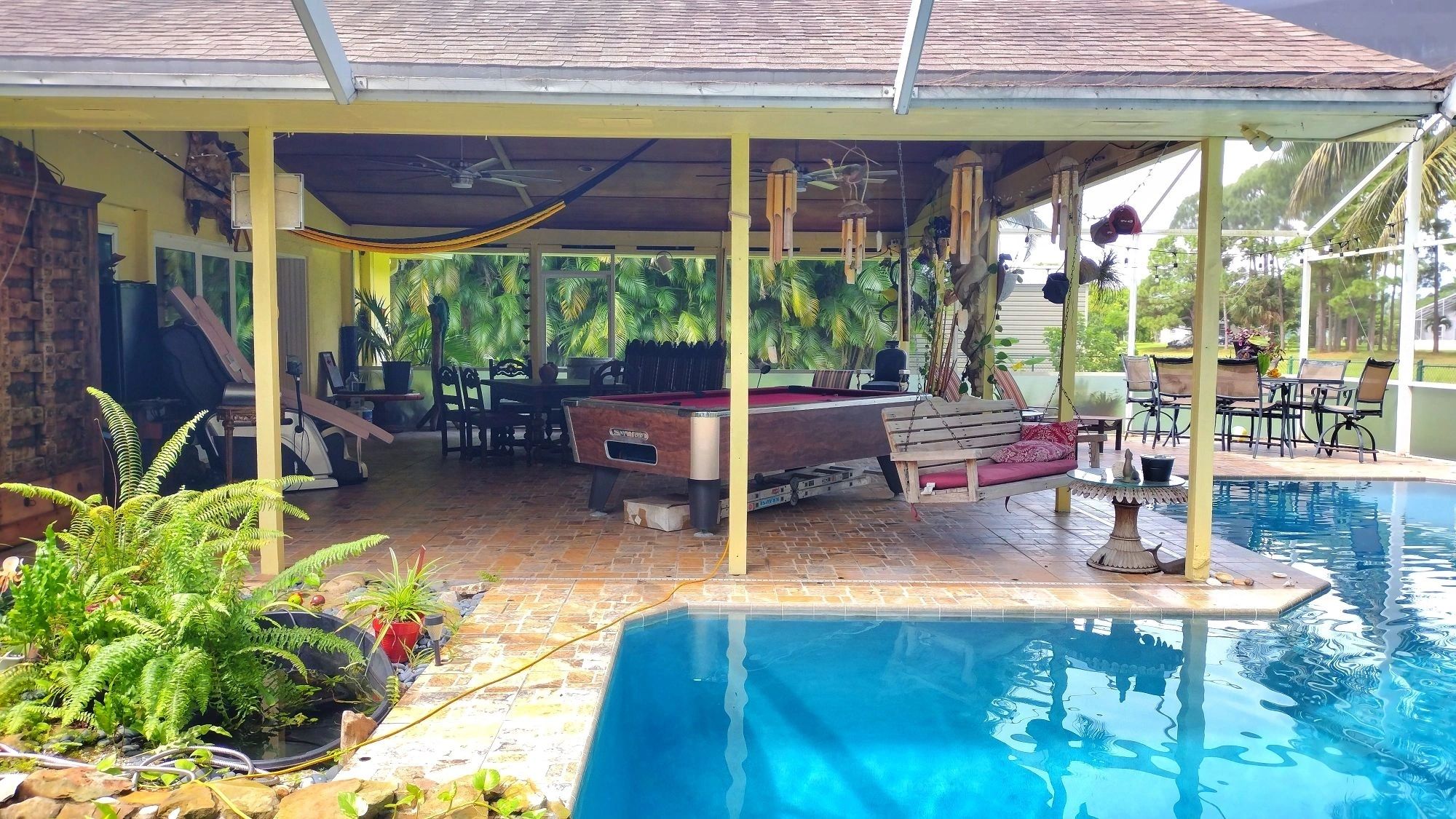 Covered lanai patio lounge